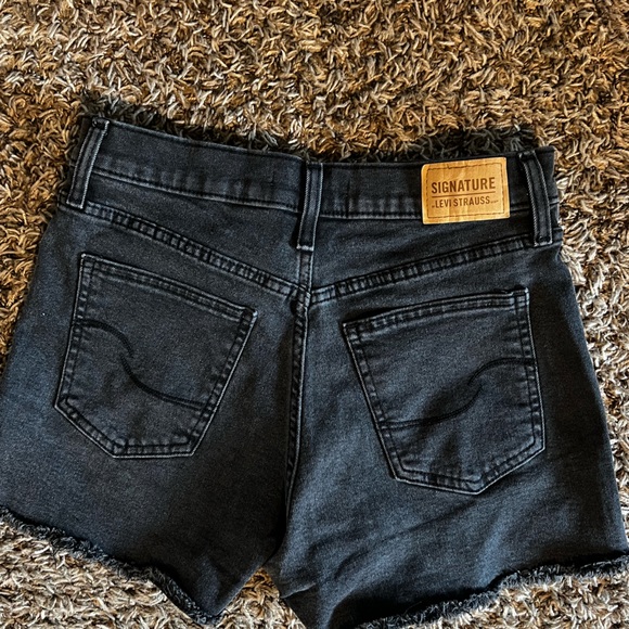 Levi high rise black denim shorts size 6 W28 - Picture 2 of 2